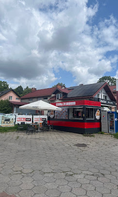 Całoroczny kontener gastronomiczny Kebab w Żukowie – ujęcie od frontu